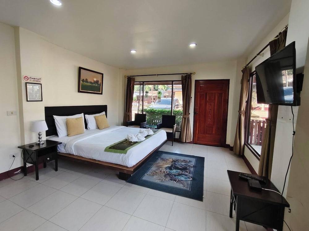 hotelImg