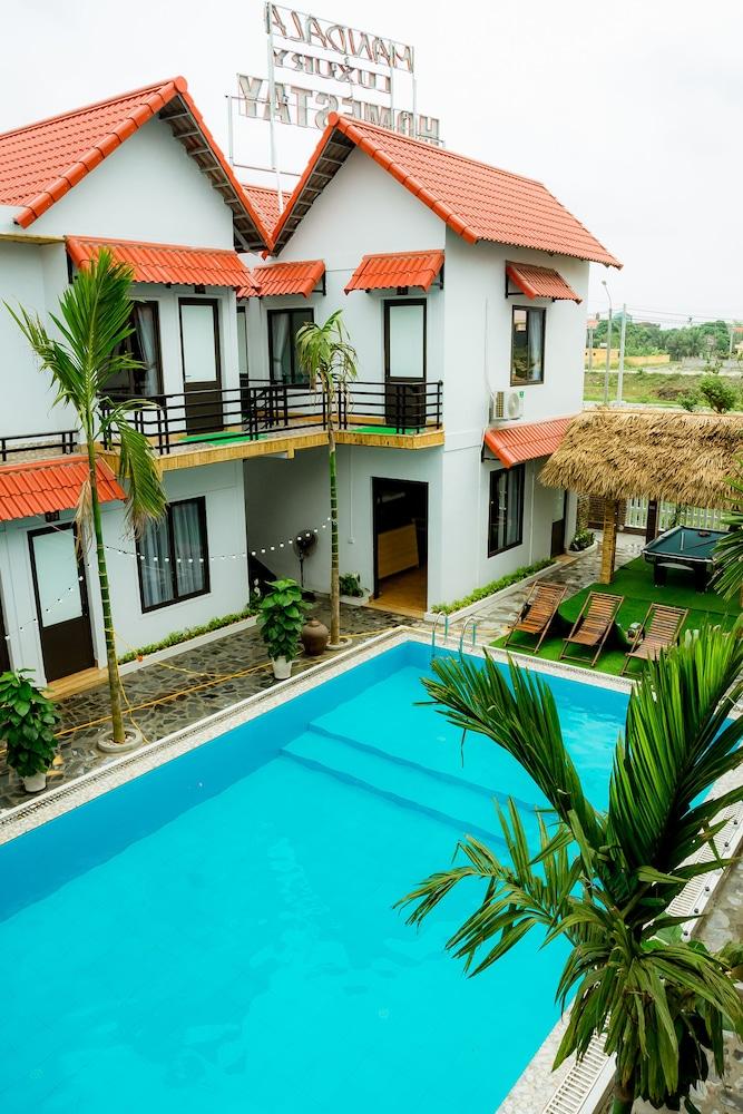 hotelImg