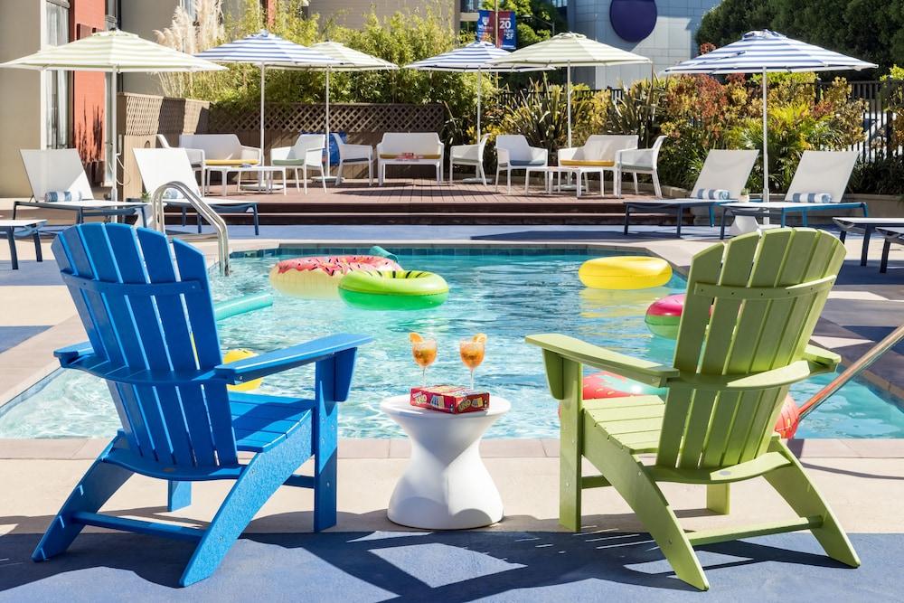 hotelImg