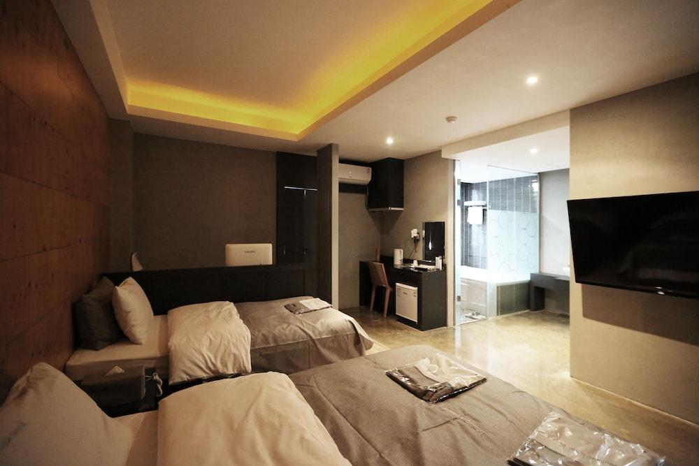 hotelImg