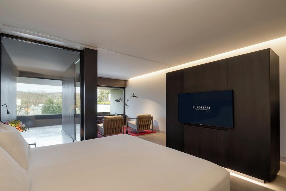 hotelImg
