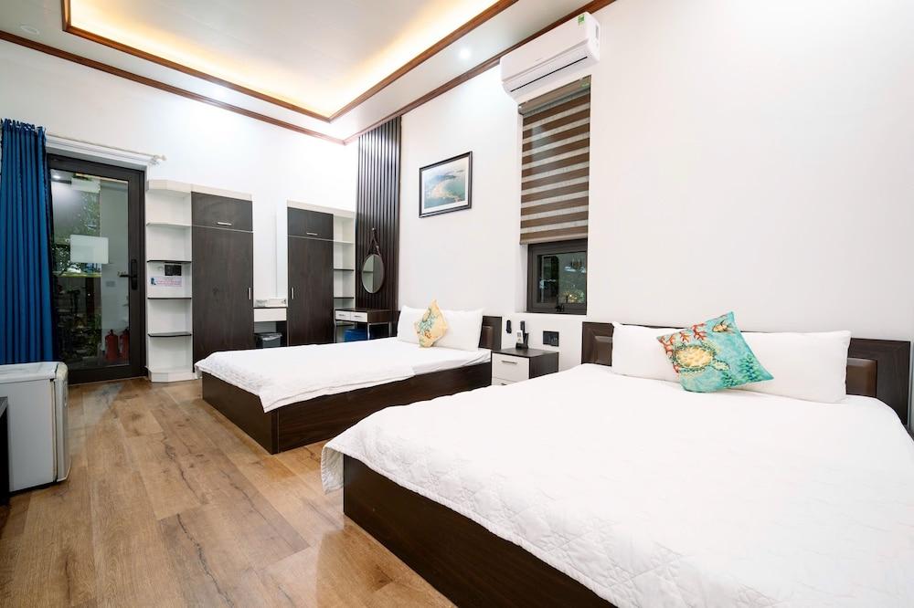 hotelImg