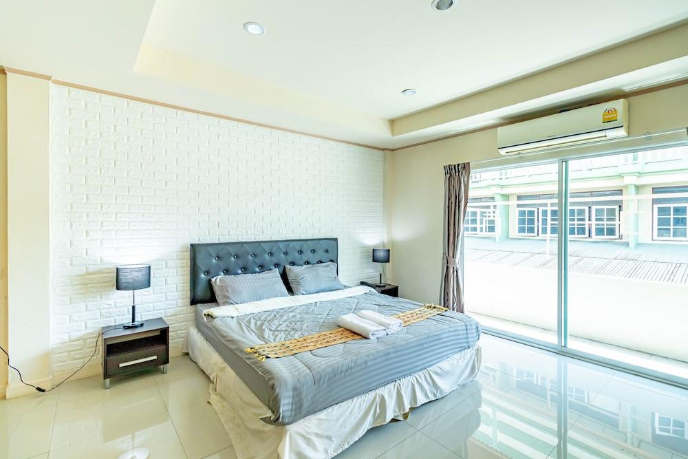 hotelImg