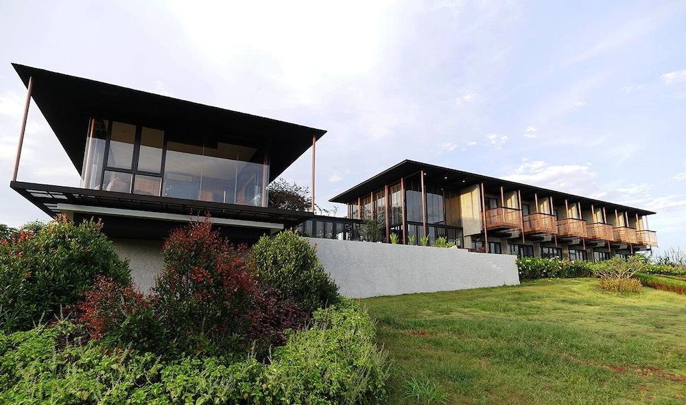 hotelImg