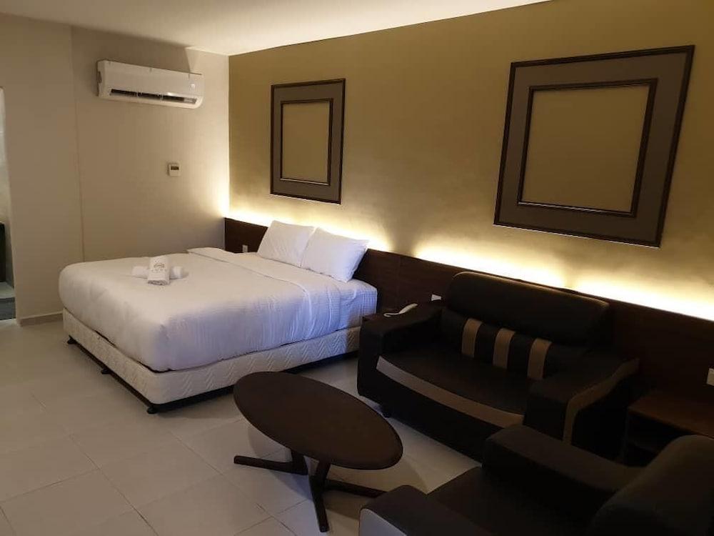 hotelImg
