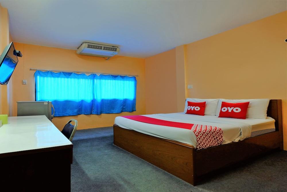 hotelImg