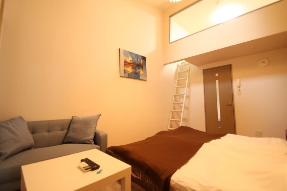 hotelImg