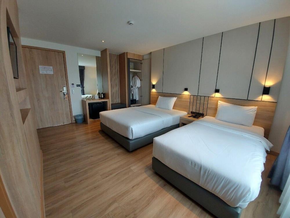 hotelImg