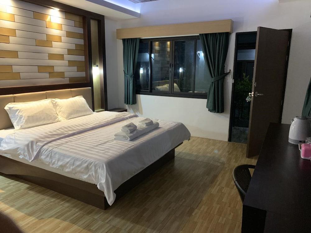 hotelImg