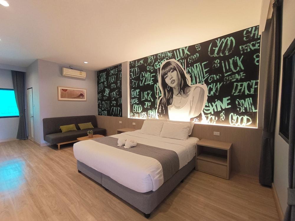 hotelImg