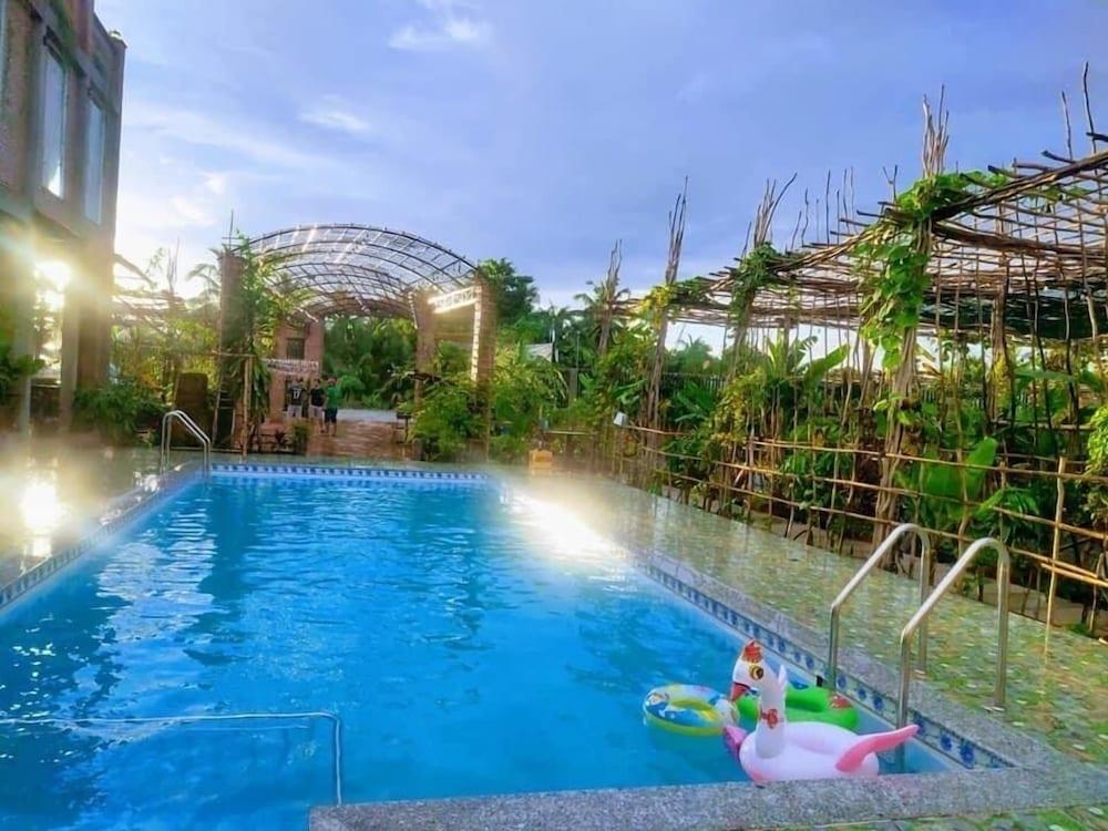 hotelImg