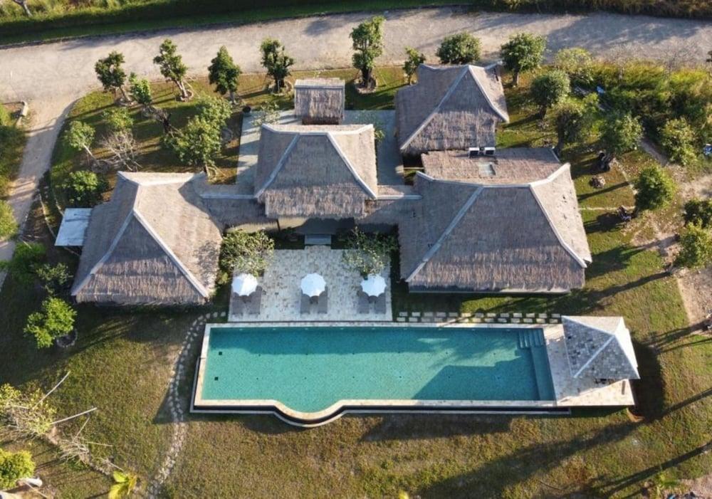 hotelImg