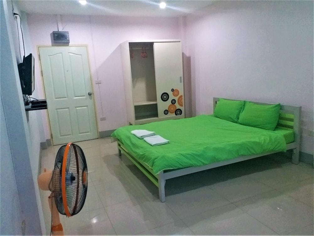 hotelImg