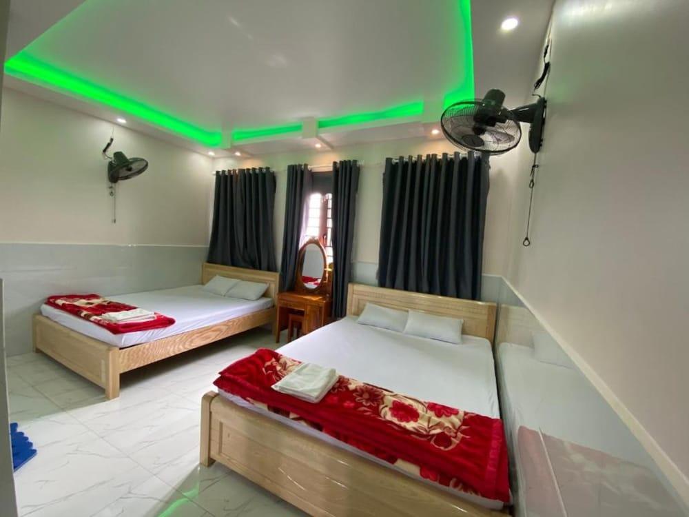 hotelImg