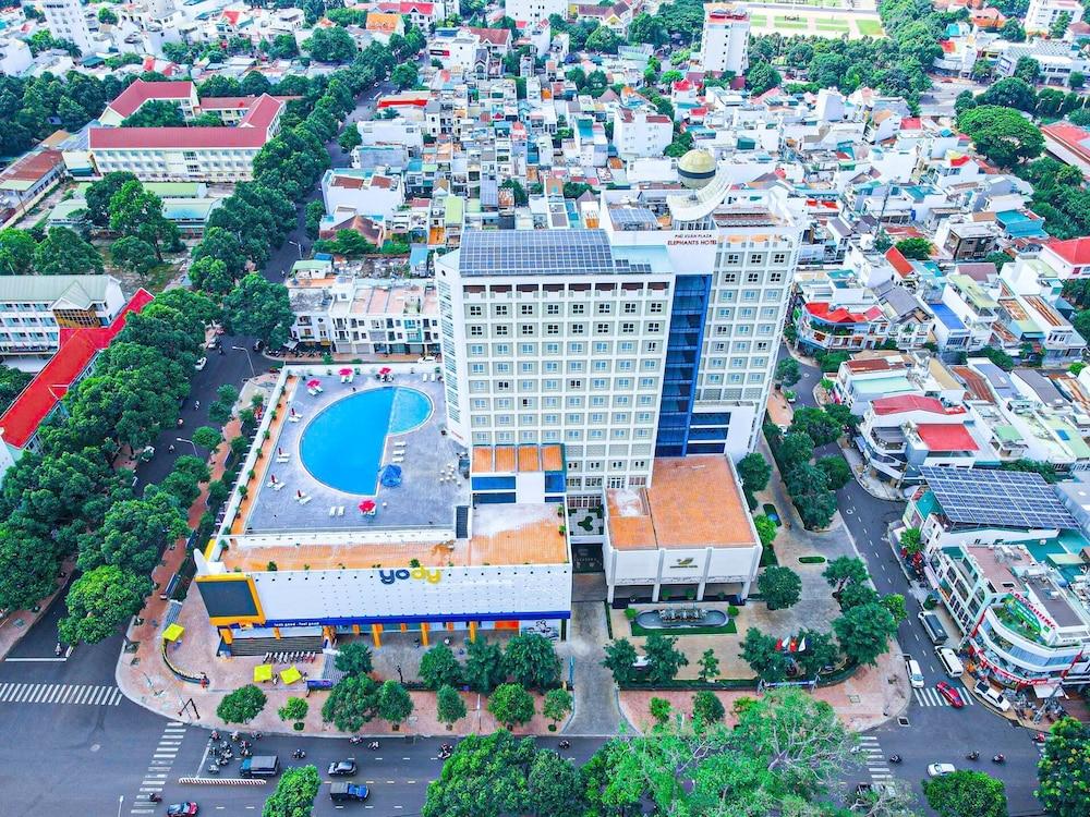hotelImg