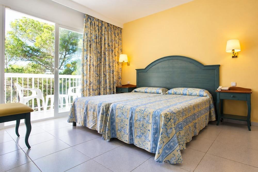hotelImg