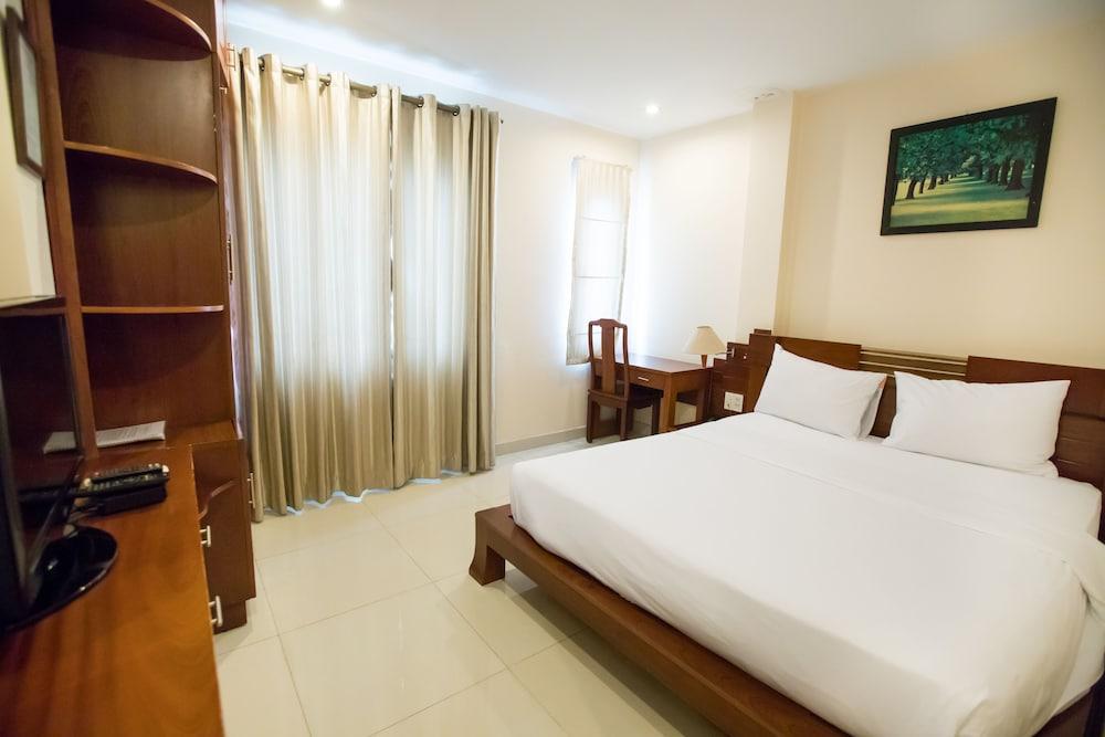 hotelImg