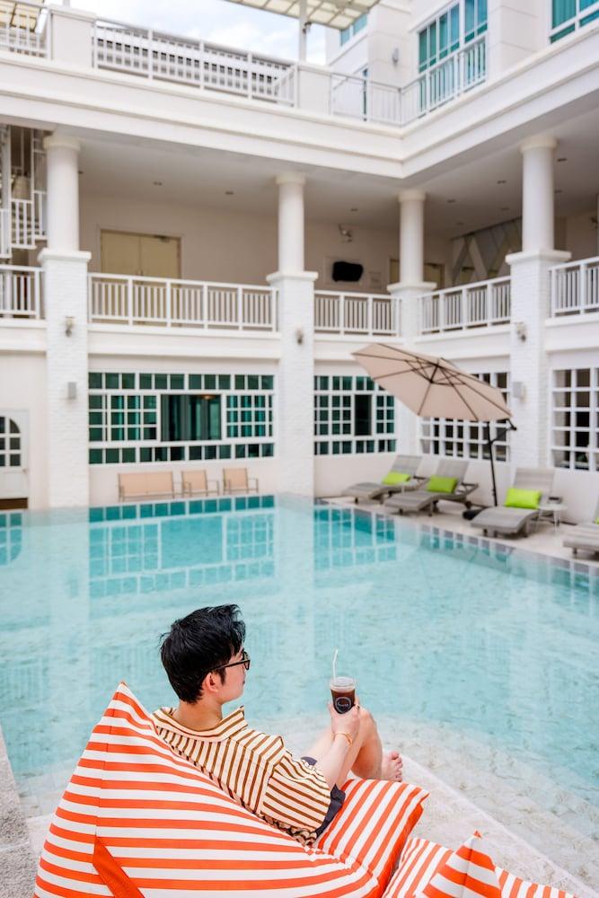hotelImg