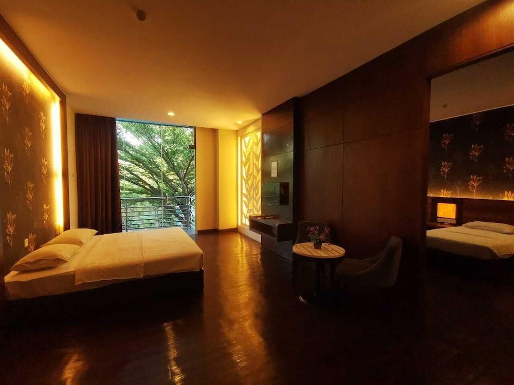 hotelImg