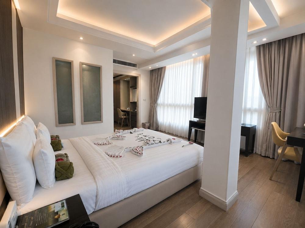 hotelImg