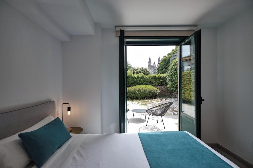 hotelImg