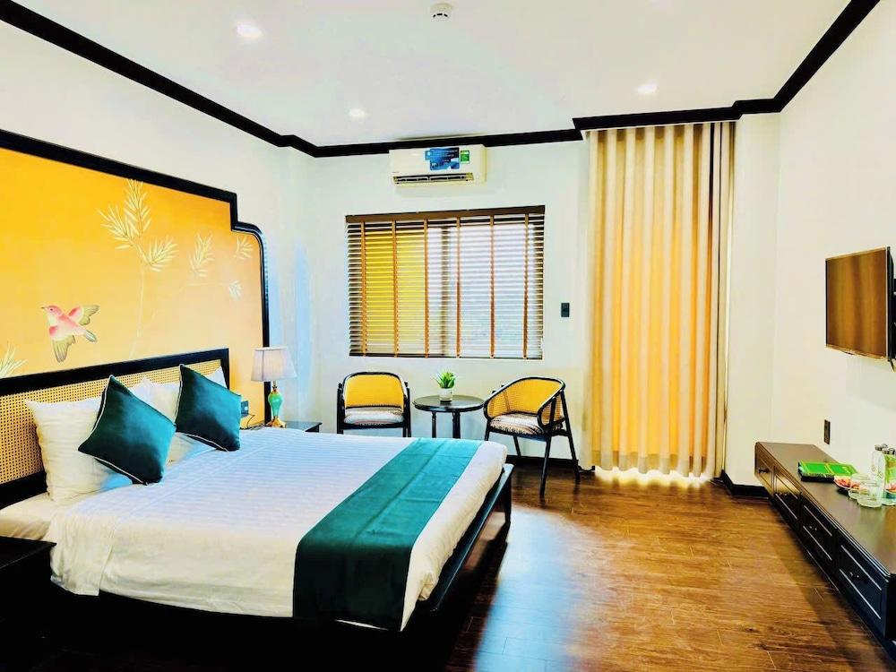 hotelImg