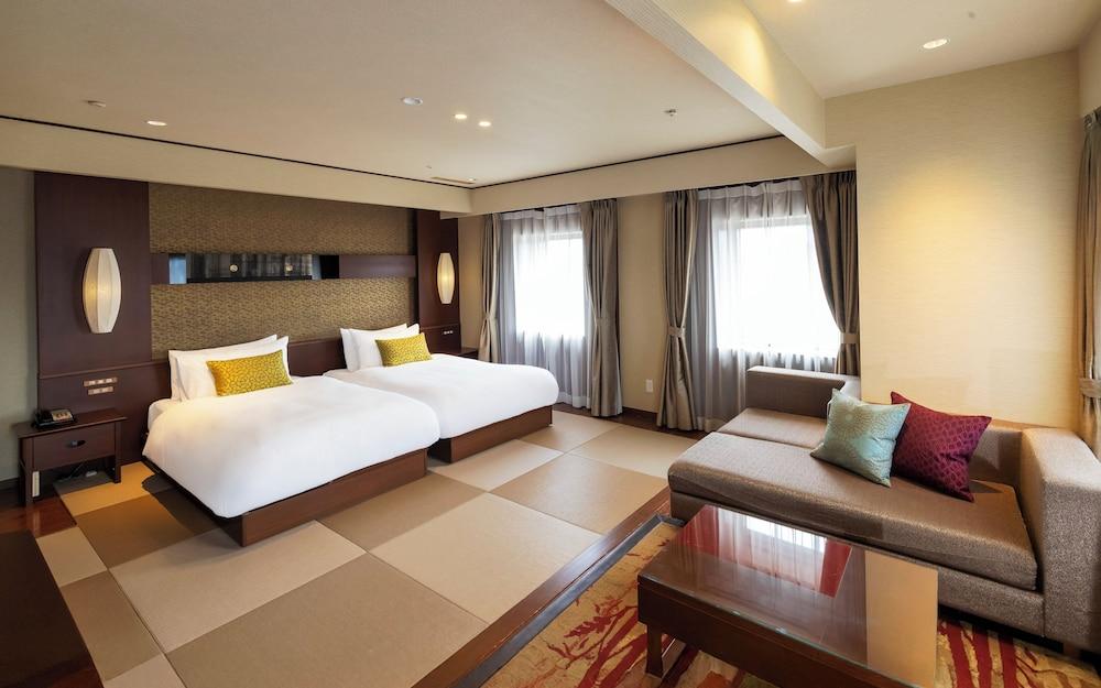 hotelImg