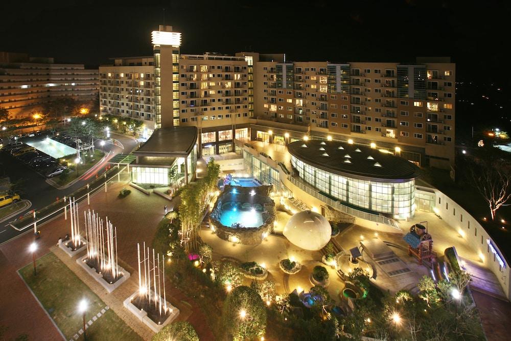 hotelImg