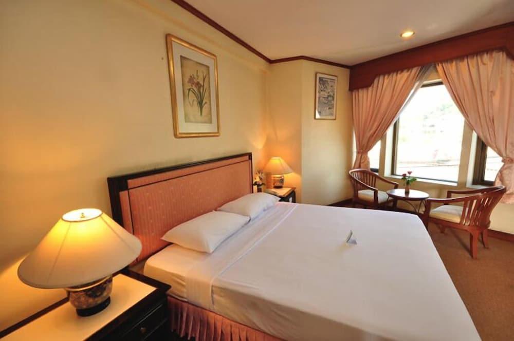 hotelImg