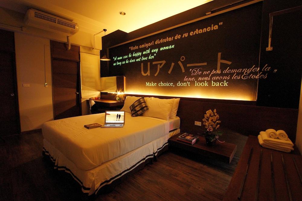 hotelImg