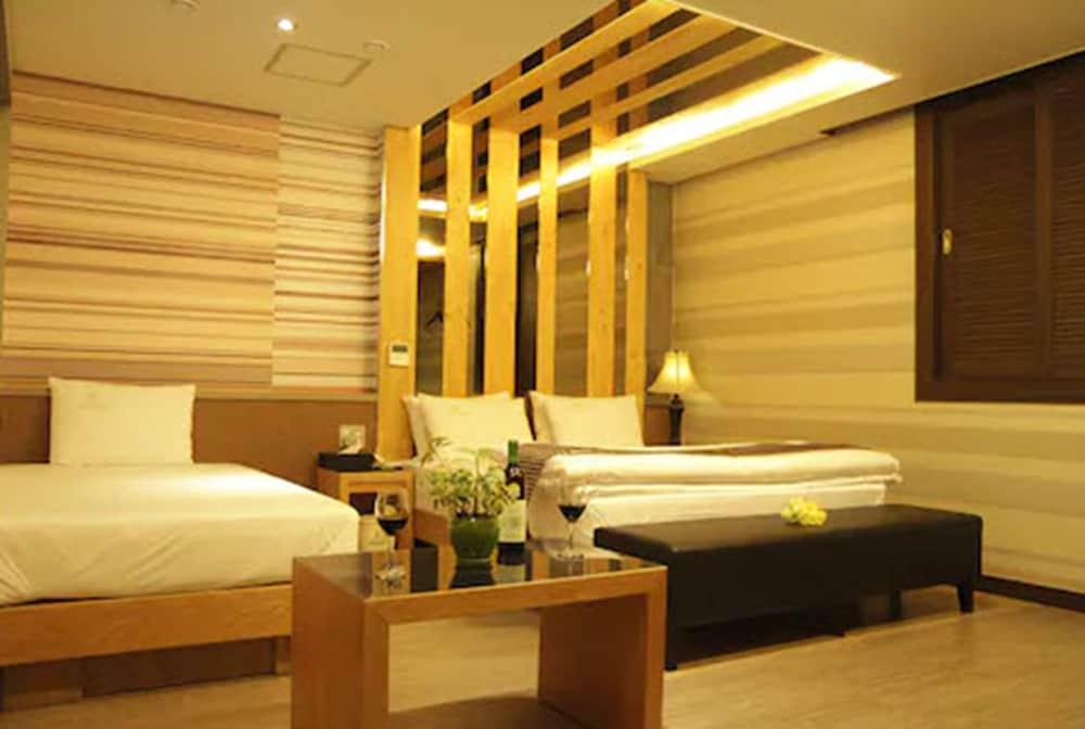 hotelImg
