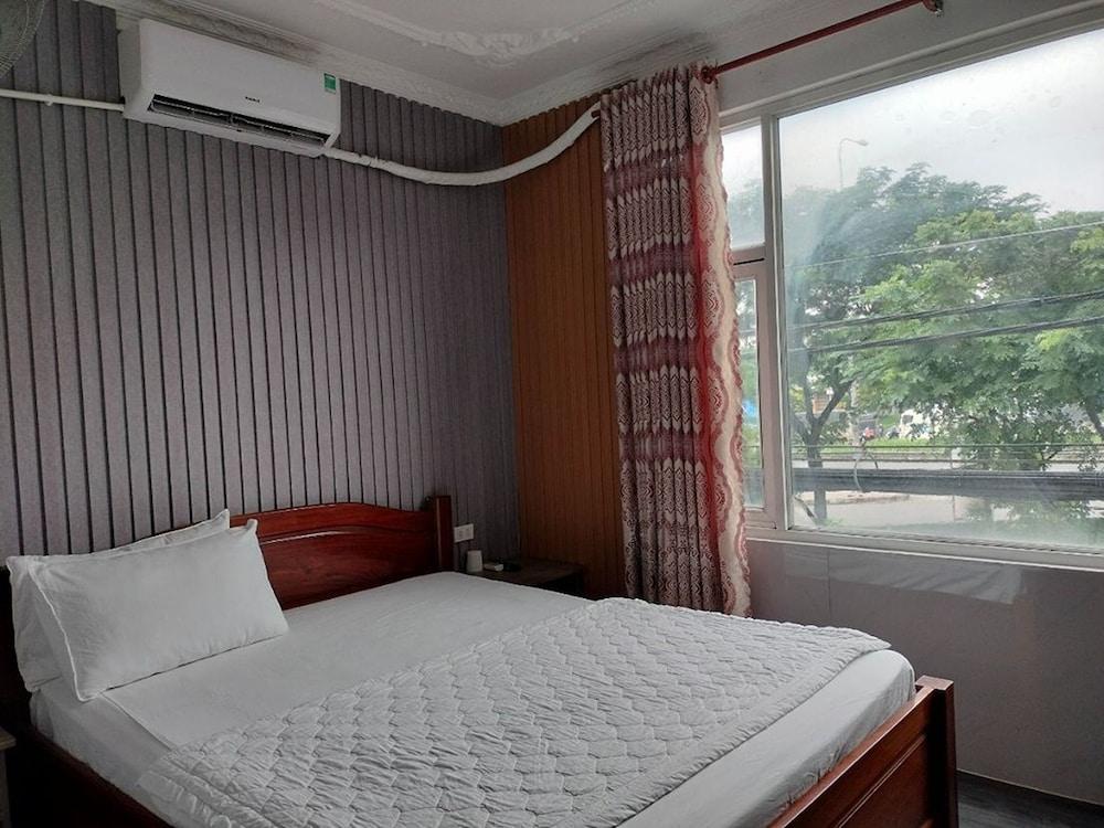 hotelImg
