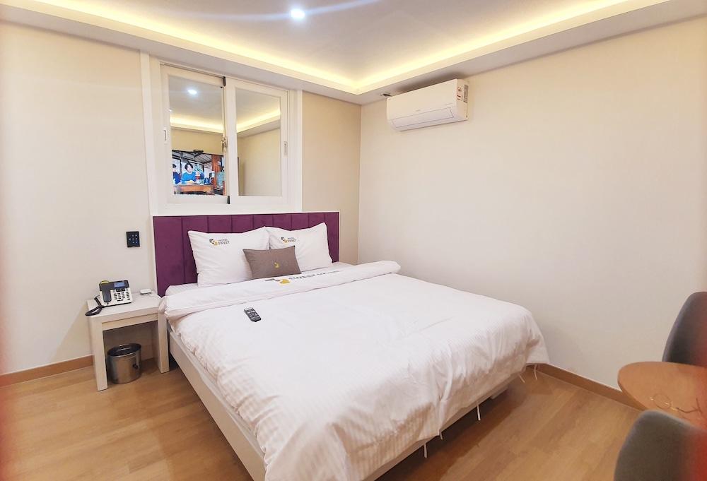 hotelImg
