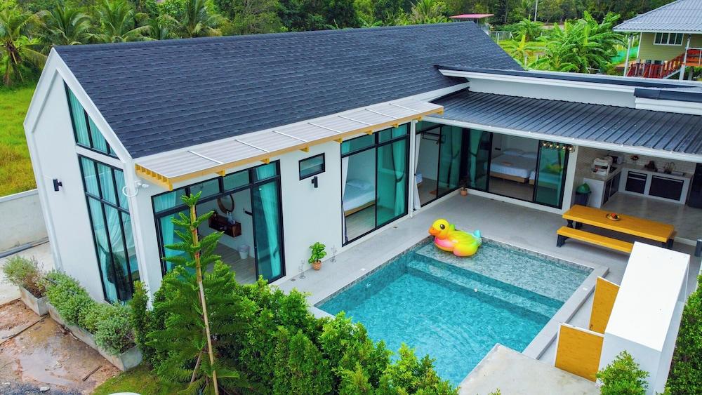 hotelImg
