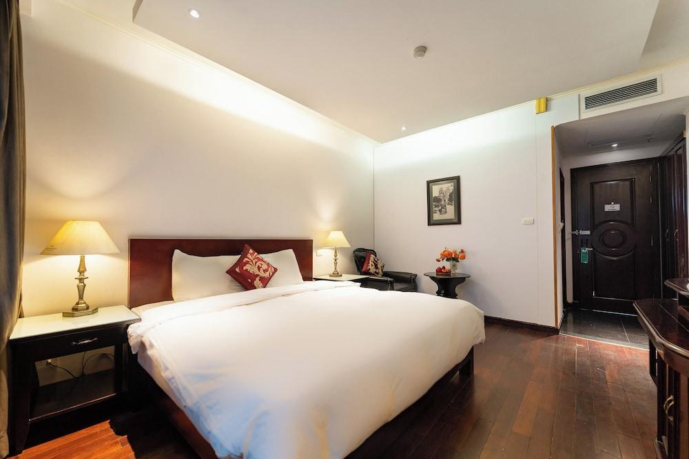 hotelImg