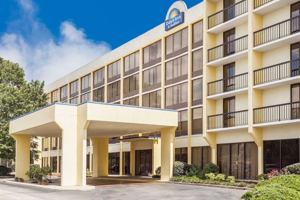 Days Inn &Suites by Wyndham SE Columbia Ft Jackson