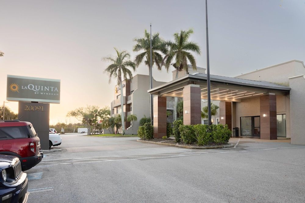 La Quinta Inn & Suites by Wyndham Ft. Myers-Sanibel Gateway