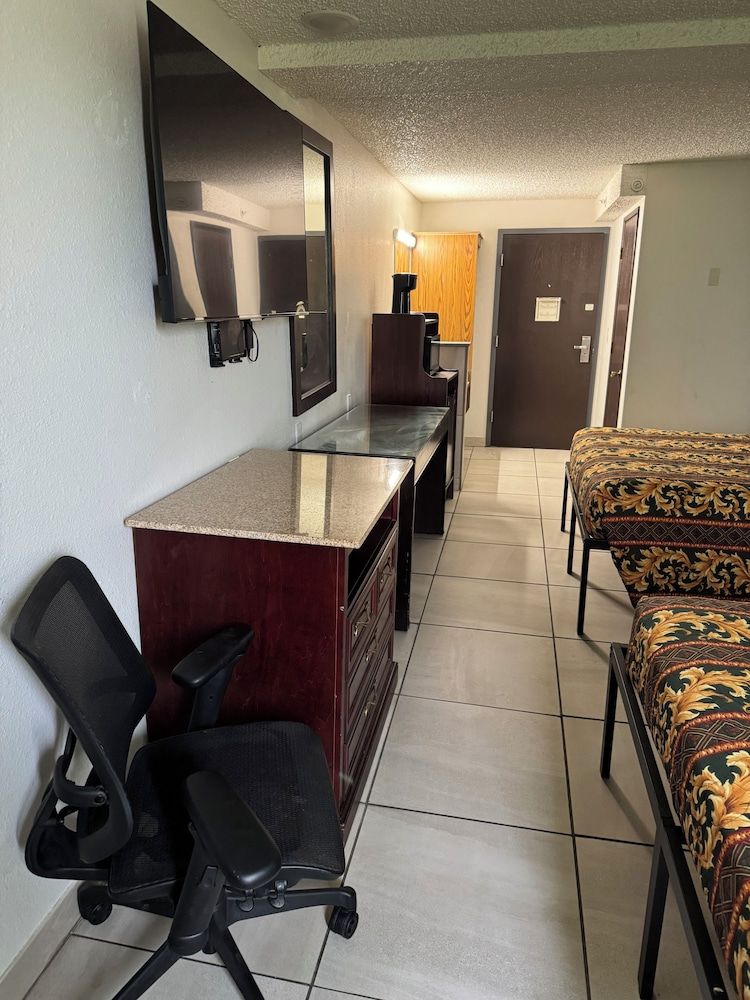 Nampa Inn & Suites