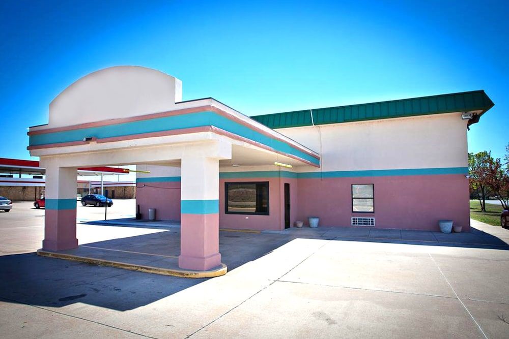 Days Inn by Wyndham Park City Kansas
