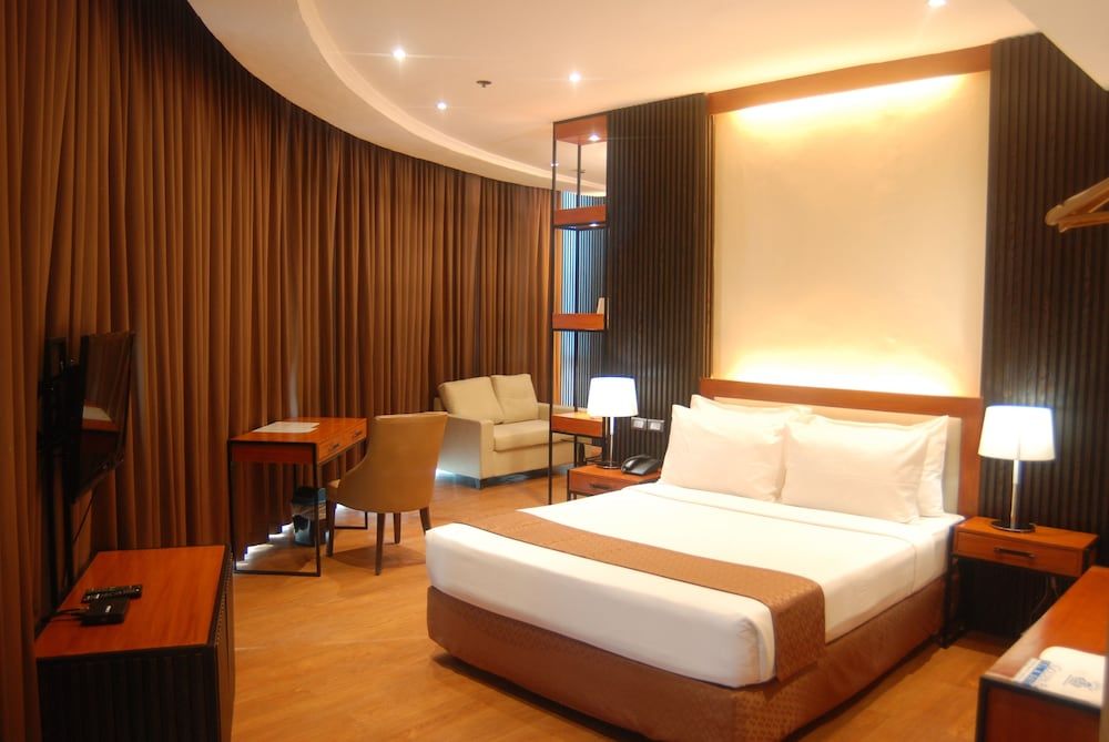 Golden Peak Hotel & Suites