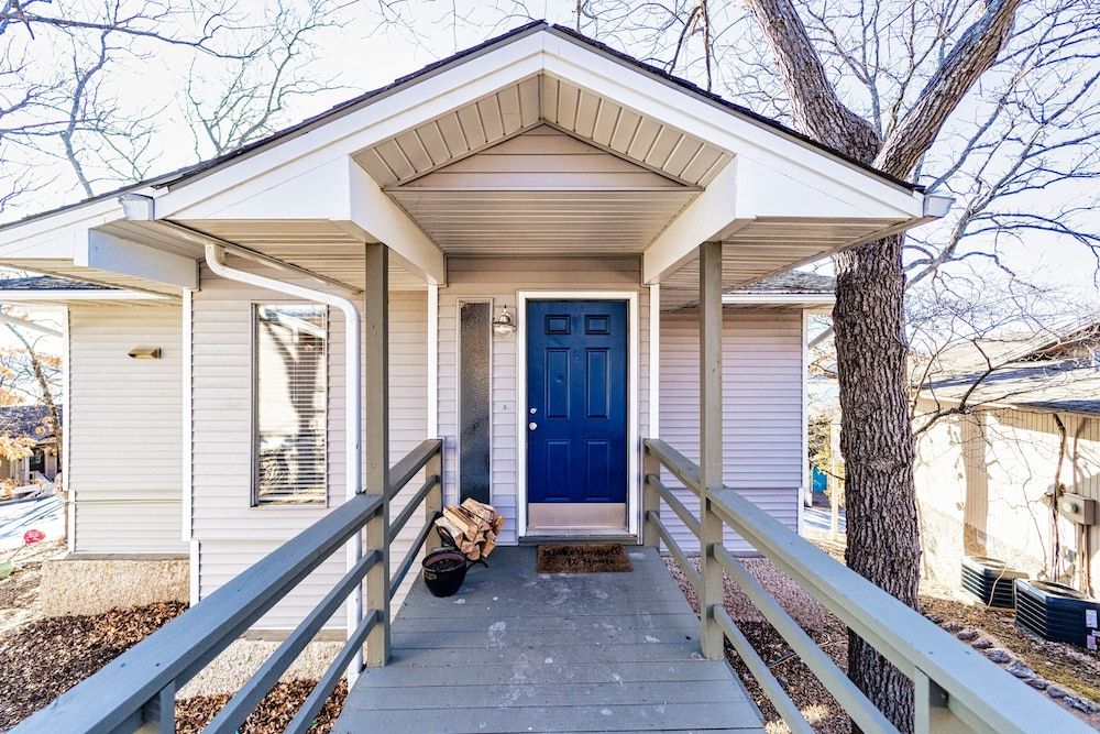 Buoyant Place Hang Out 2 Private Studio Homes!