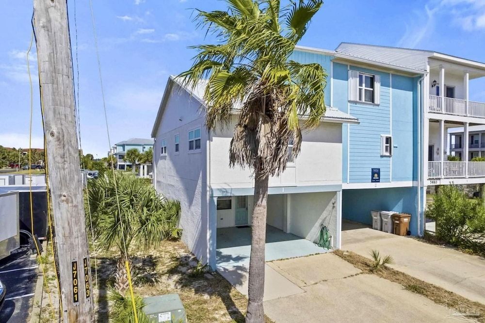 Island Cottage 1 Bedroom Townhouse by RedAwning