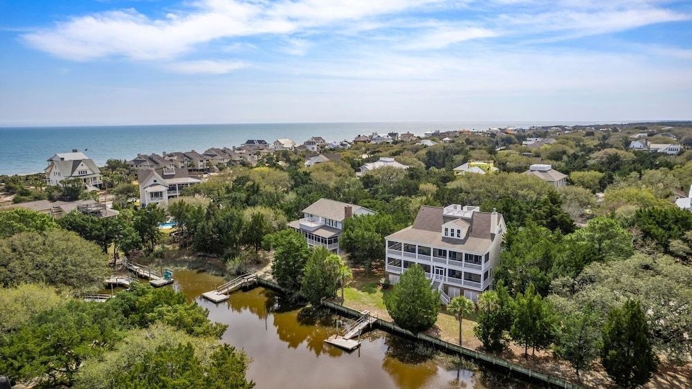 This Vibrant Family Home Features 8 Bedrooms, And 8 Bathrooms, Ocean And Creek Views Home