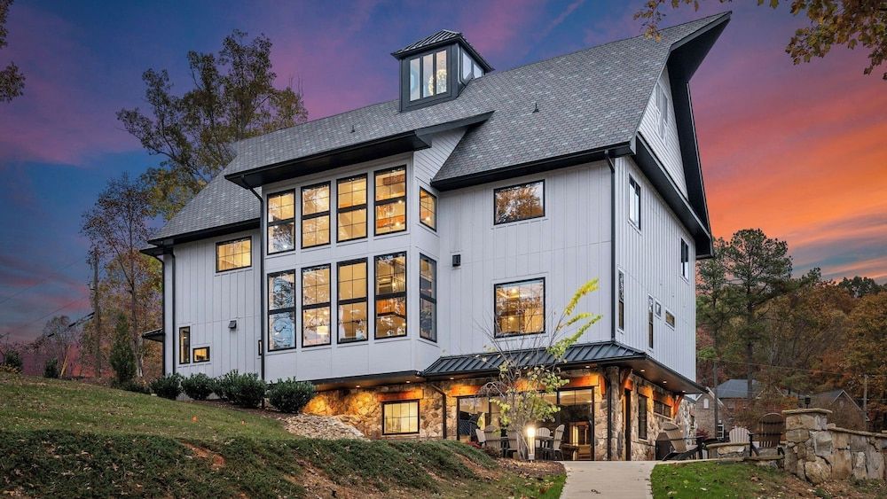 The Grand on Greenbay-7 Bedrooms Sleeps 20 Modern new Build