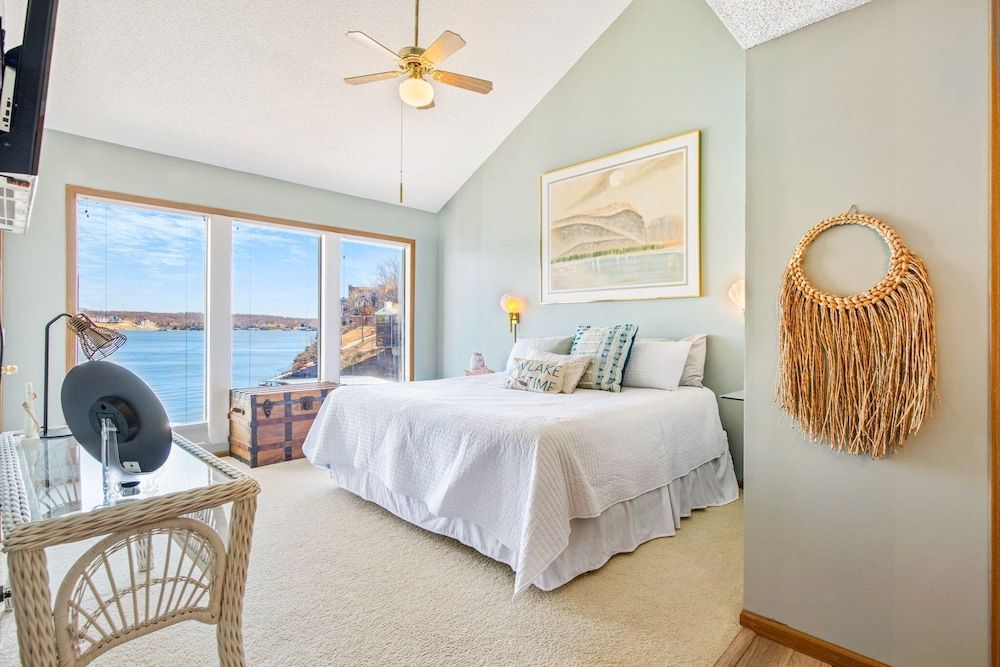 Poolside Condo With Amazing Lake Views & Design