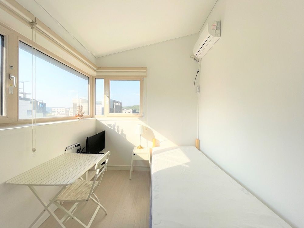 공항 게스트하우스 코인