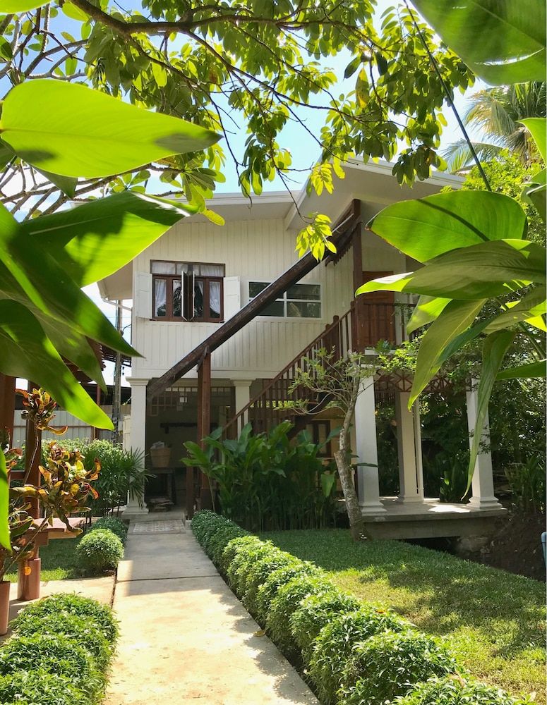 Baan Suan Amphawa