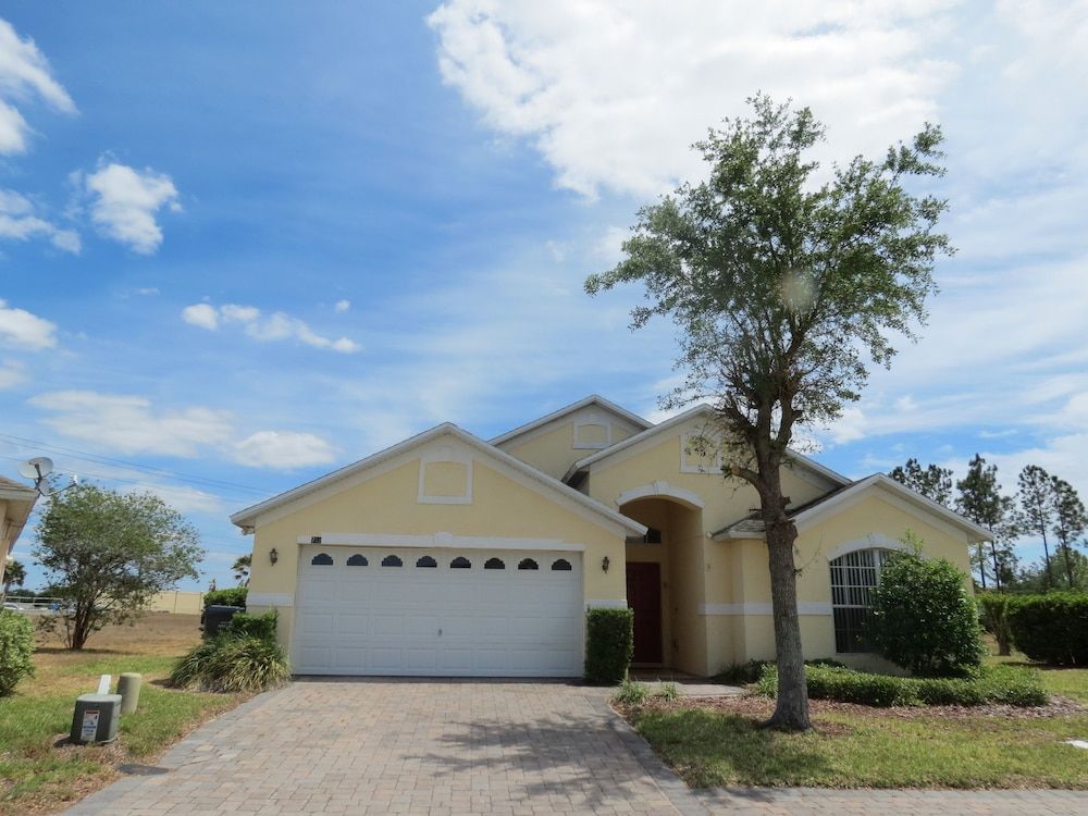 Kissimmee Maingate Area Pool Homes by SVV
