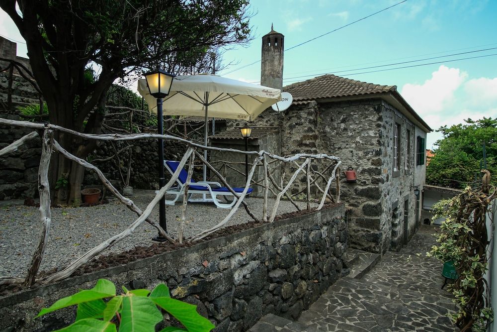 Gouveia Cottage by Analodges