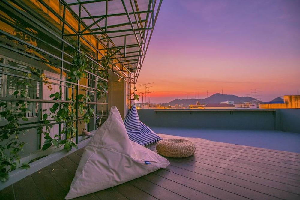 Chedi View Hostel & Rooftop Bar